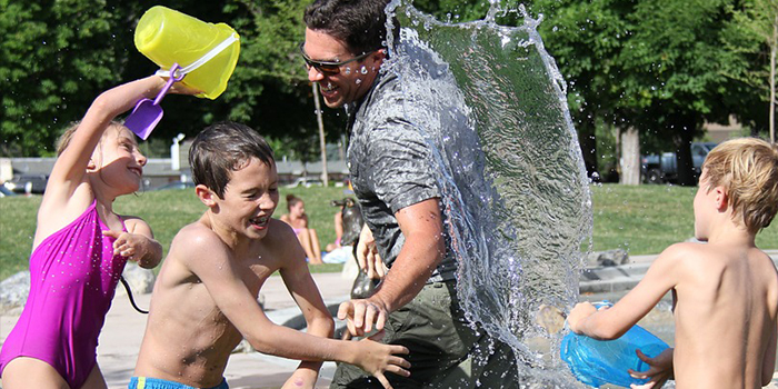 Kinderen spelen met water